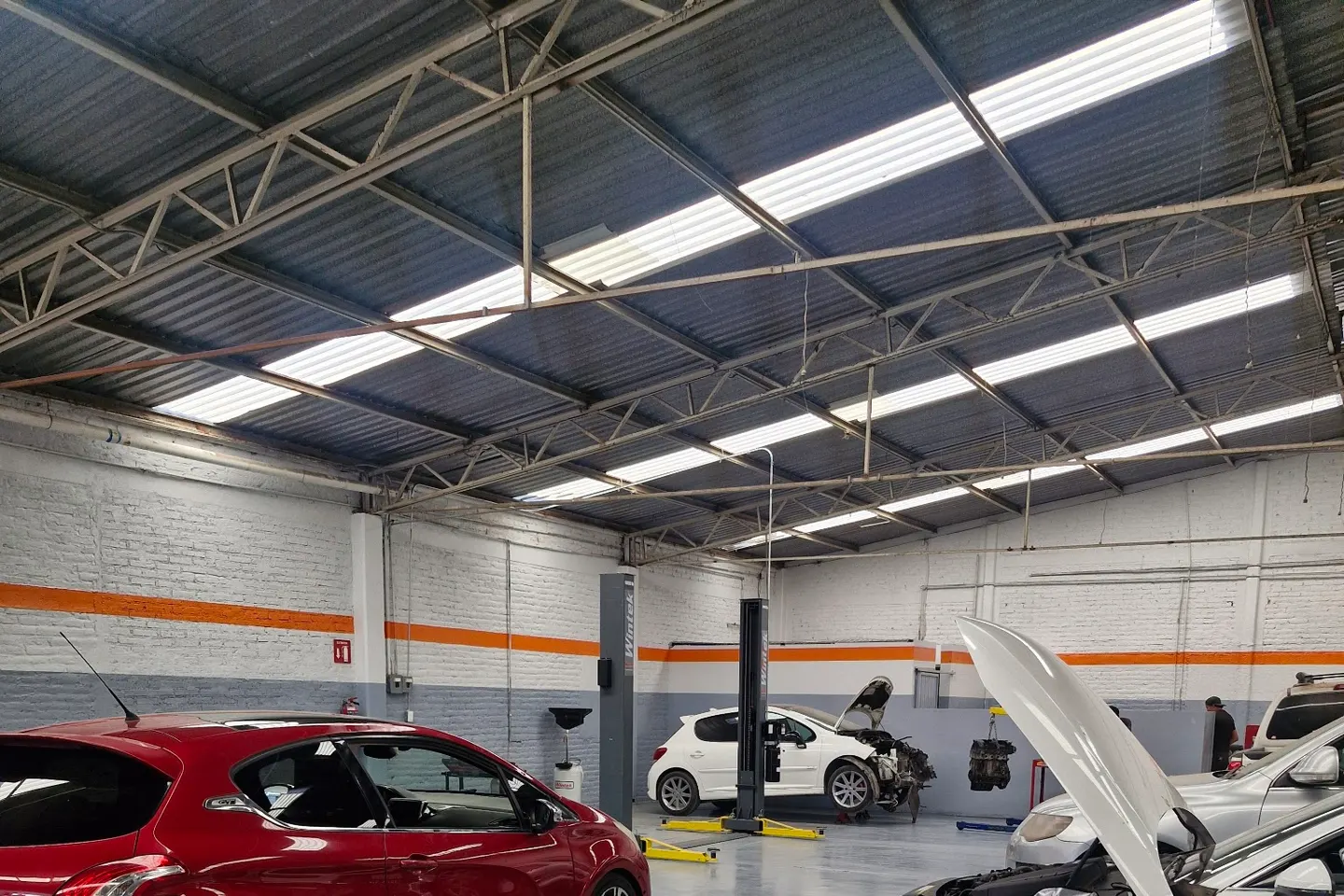 Auto europeo en servicio dentro del taller Motorfix