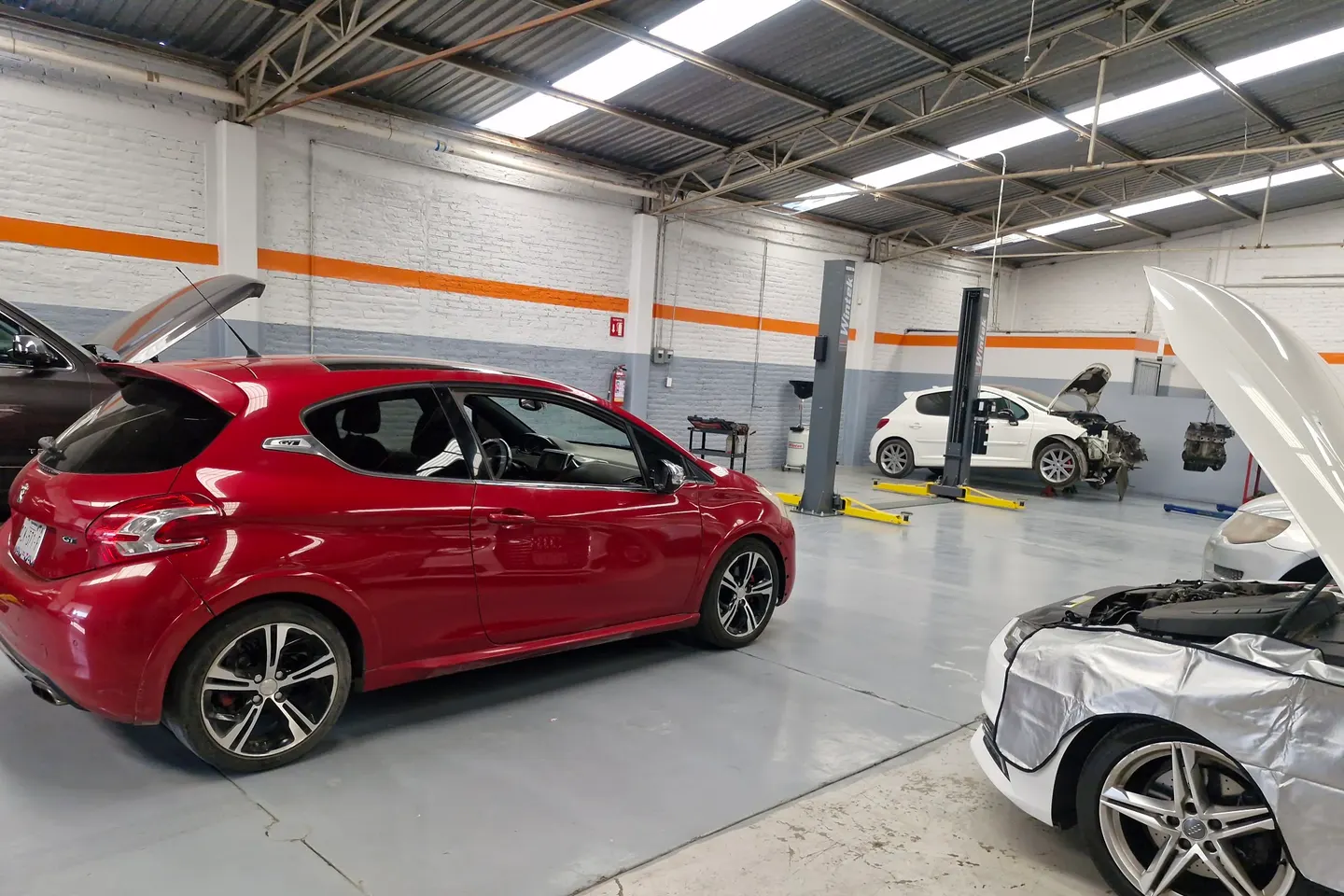 Peugeot 208 GTi rojo en el taller Motorfix